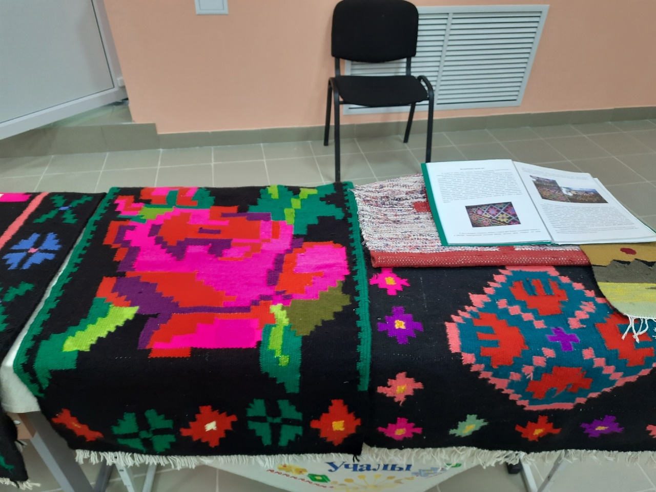Экспонаты из Мастерской ковроткачества при библиотеке